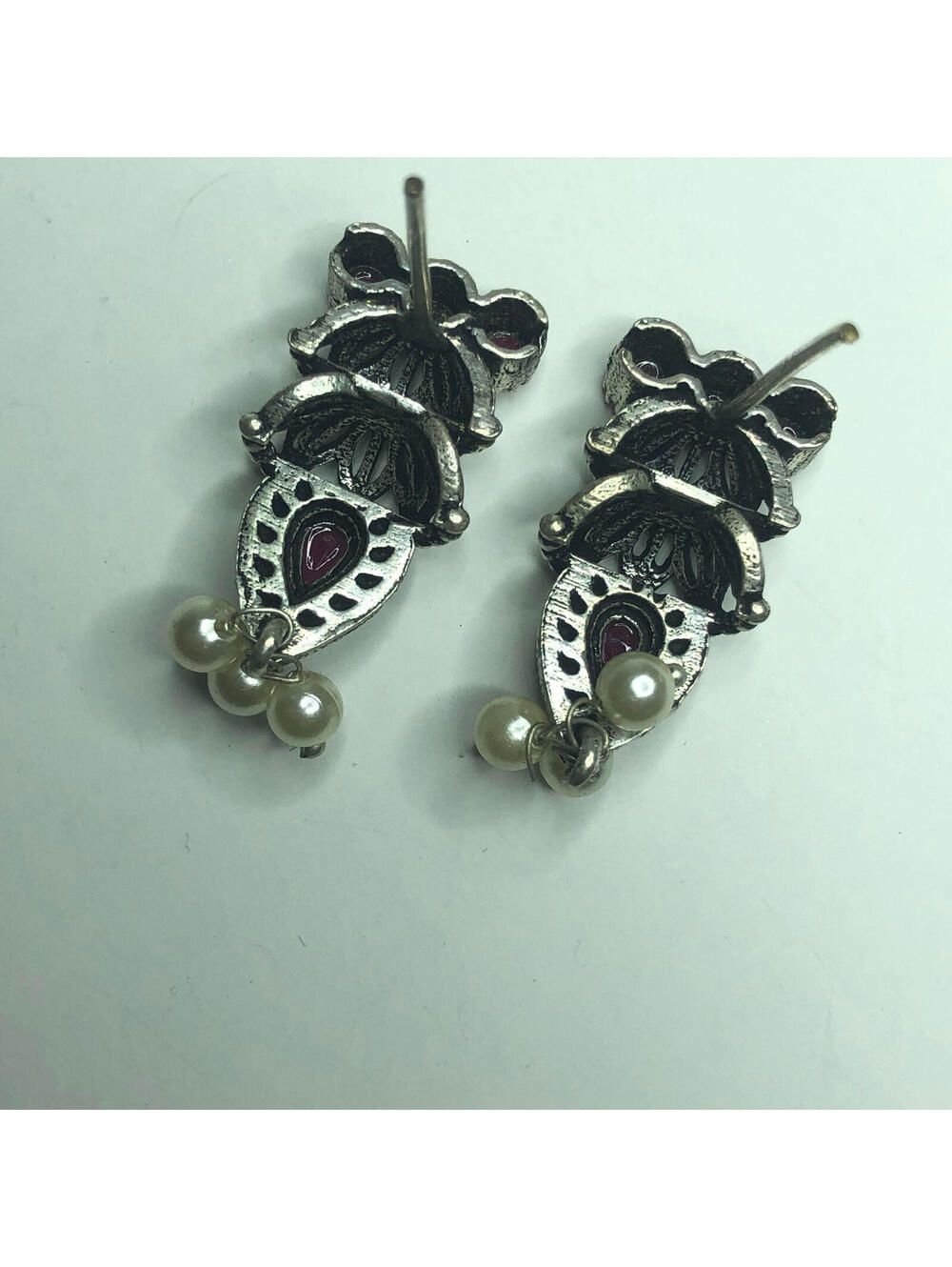572 Silvertone faux pearl dangle faux ruby earrings - Picture 2 of 2